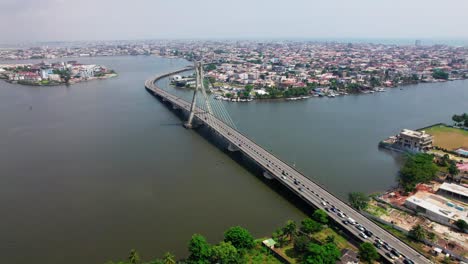 el puente de enlace lekki-ikoyi es un punto de referencia popular en lagos, nigeria