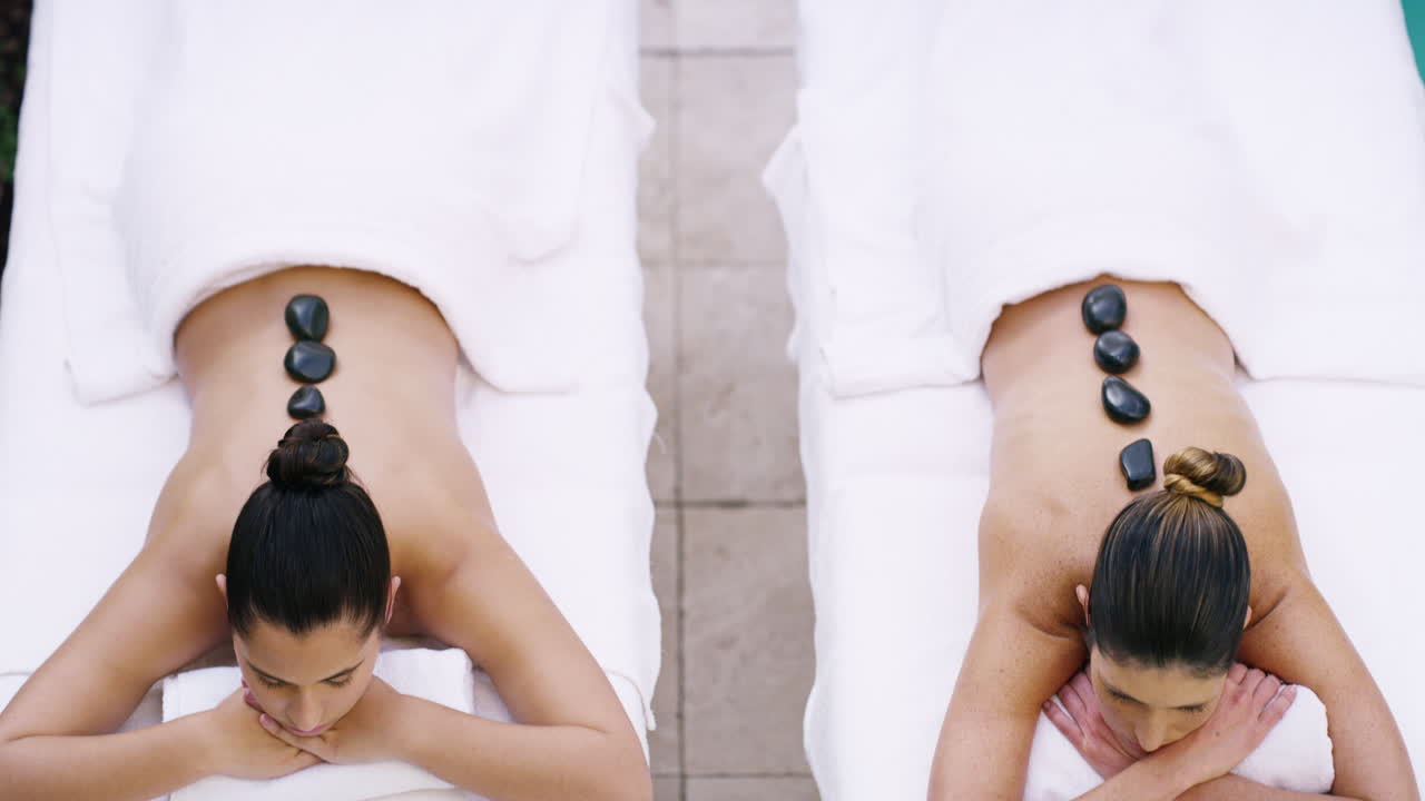 돌의 직접적인 열은 근육을 이완시 ⁇ 니다.