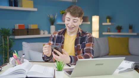 Estudiante-Mirando-El-Teléfono-Y-Regocijándose.