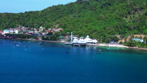 mezquita blanca islámica en la playa de la isla de perhentian