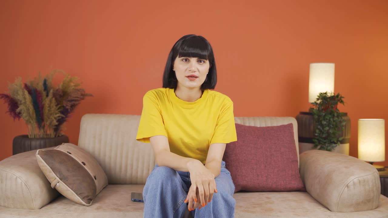 놀라서 카메라를 쳐다보는 여자.