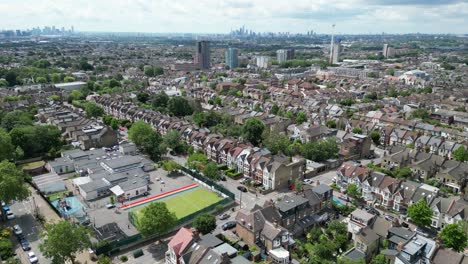 Emmanuel-Community-School-Walthamstow,-Horizonte-De-La-Ciudad-De-Londres-En-El-Fondo-Uk-Drone,antena