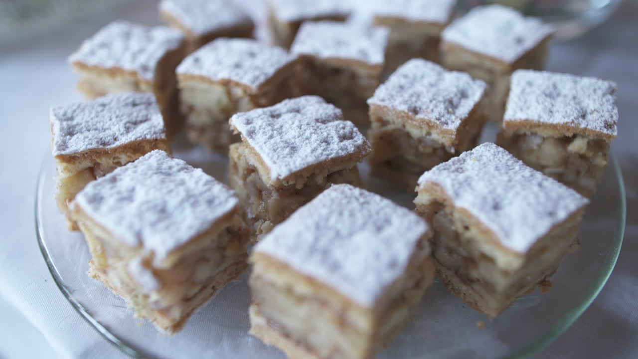 pastel en forma de vela salpicado con azúcar para helado