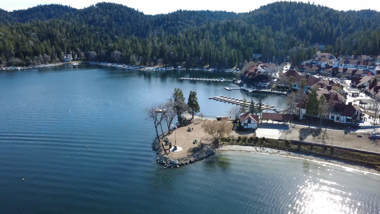 Lenta rotazione aerea su Village Bay, una destinazione popolare per shopping, ristorazione e attività ricreative all'aperto