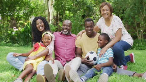 animación de una feliz familia afroamericana divirtiéndose juntos en el jardín