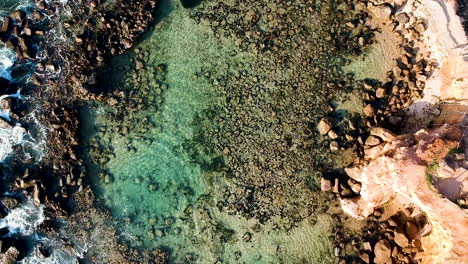 Drone-Aéreo-De-La-Playa-De-Mirissa-En-La-Hora-Dorada-Del-Atardecer