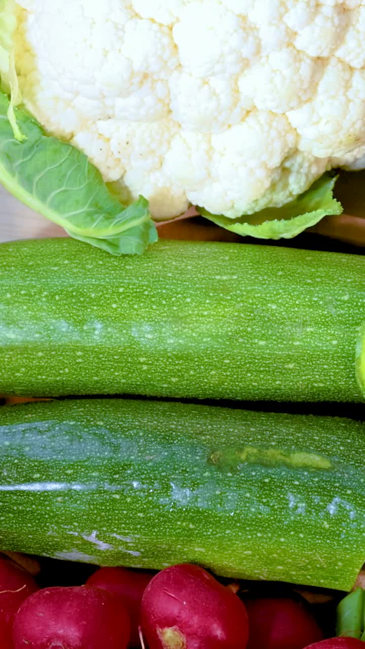 다양한 신선 한 채소 의 활기찬 전시