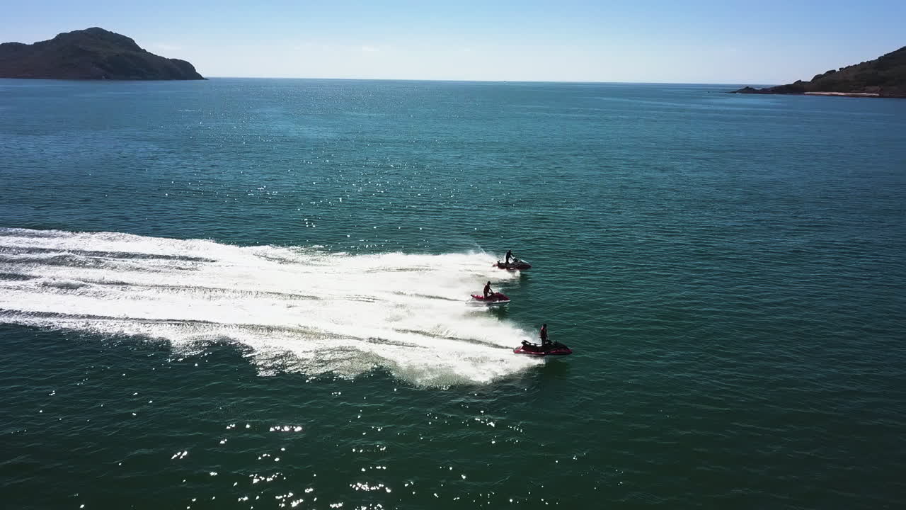 두 섬 사이를 항해하는 제트 스키의 추적 샷