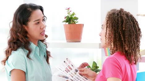 colegas de negocios sonrientes discutiendo juntos