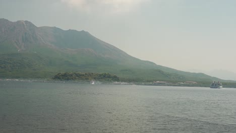 el paisaje del ferry que se dirige a sakurajima