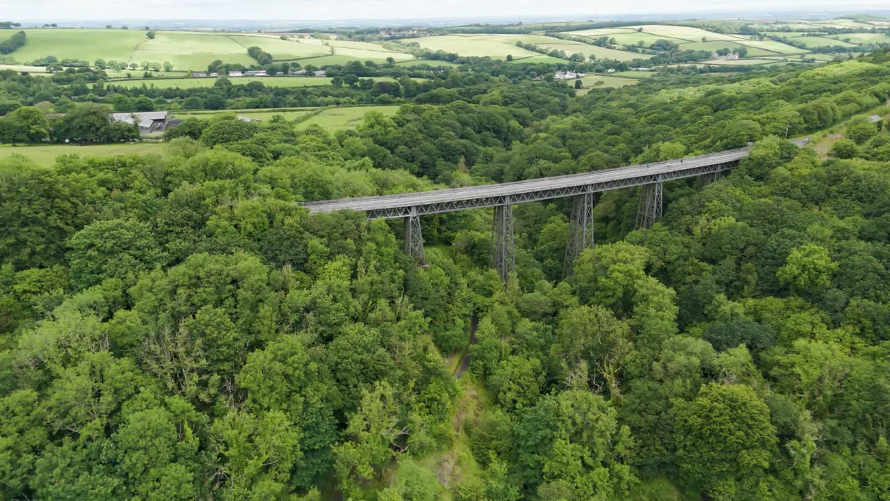 vista aérea de turistas de vacaciones cruzando el viaducto de meldon disfrutando del paisaje pintoresco de devon, inglaterra