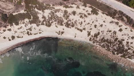 Luftdrohnenvideo-Aus-Dem-Osten-Maltas,-Marsaxlokk-Gebiet,-Der-Big-Hole-Bucht