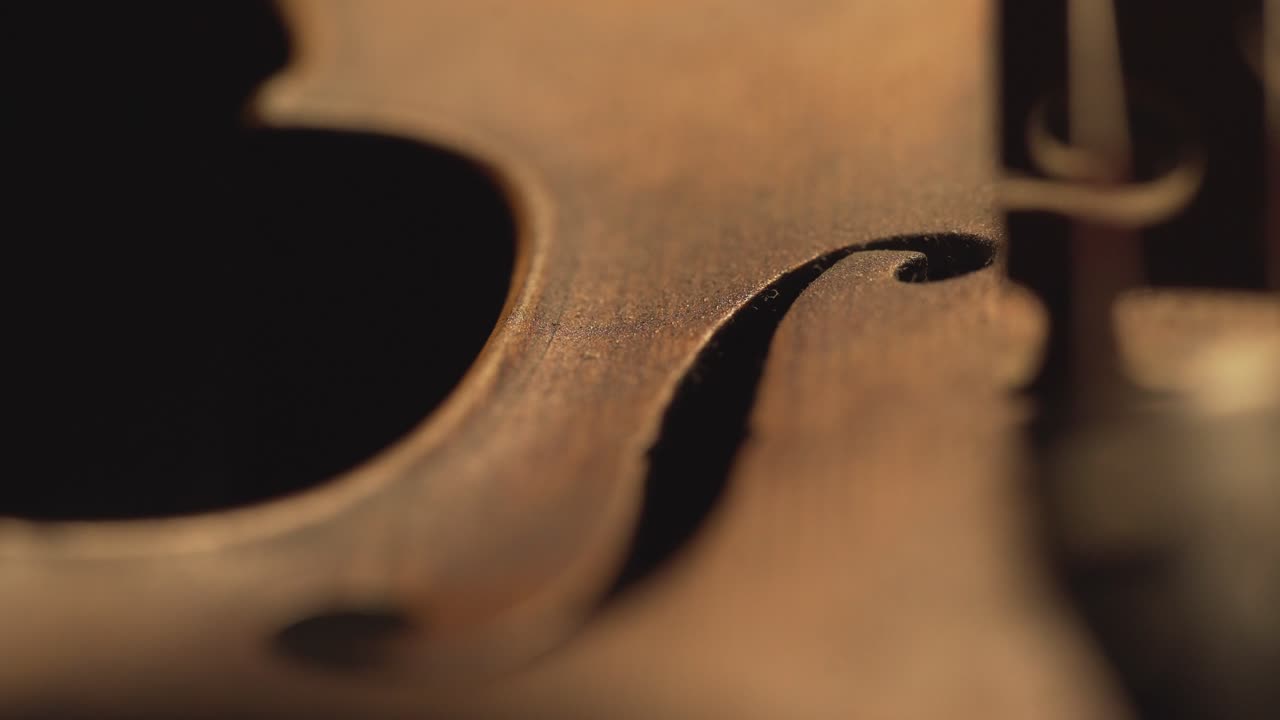 오래된 바이올린을 닫고, 악기에 대한 극적인 조명 변화, 클래식 심포니 뮤직 비디오 영상