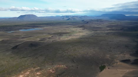 Hochland-In-Island-An-Einem-Warmen,-Sonnigen-Tag-Erkundet