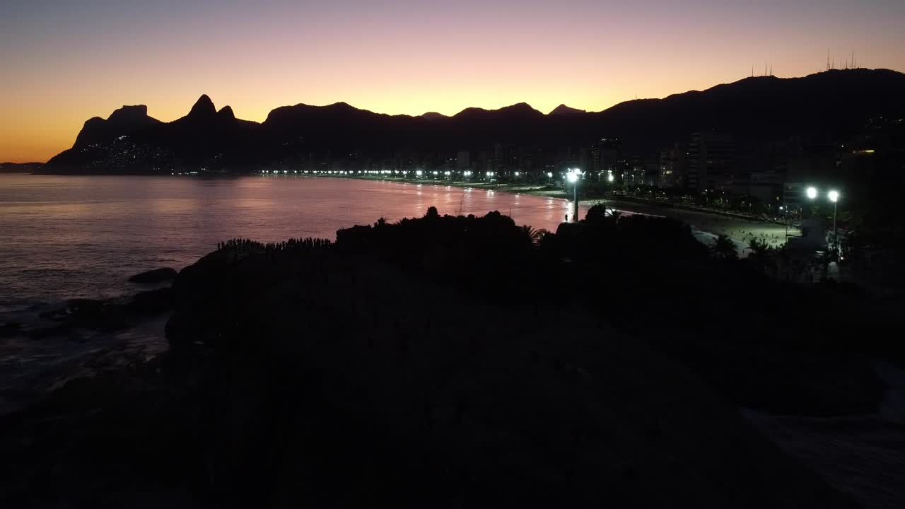 silueta de las montañas de río de janeiro cerca de la playa