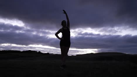 Silhouette-Einer-Jungen-Frau,-Die-Sich-Bei-Sonnenaufgang-Streckt