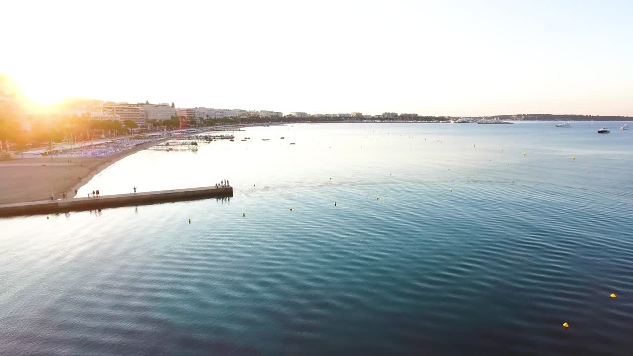 cannes playa y costa, vista aérea, agua azul, horario de verano, sur de francia