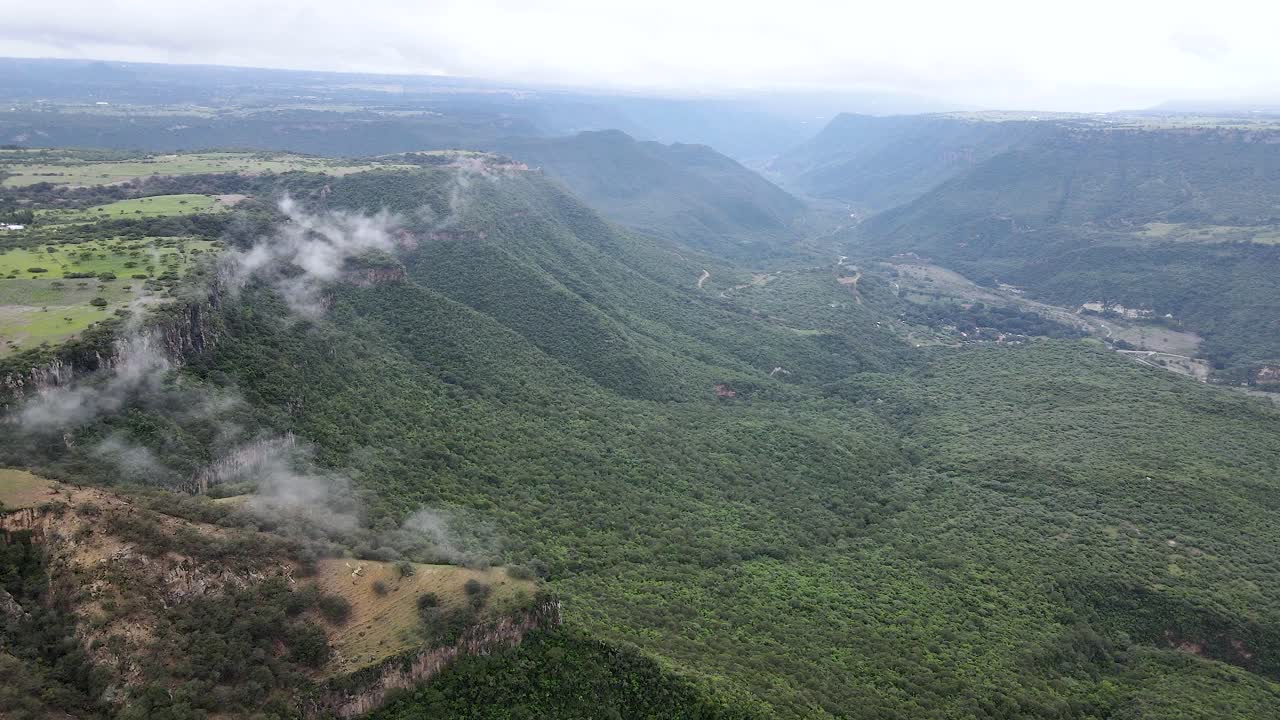 vista de la parte más verde del cañón en méxico vista con drone