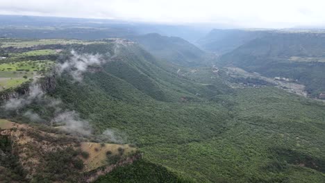 vista de la parte más verde del cañón en méxico vista con drone