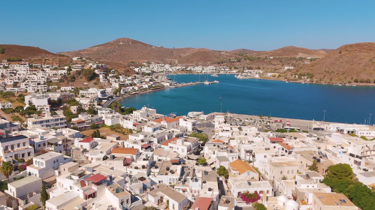 Sakin yaz havasıyla Patmos limanının ve kasabasının manzaralı havadan görünümü
