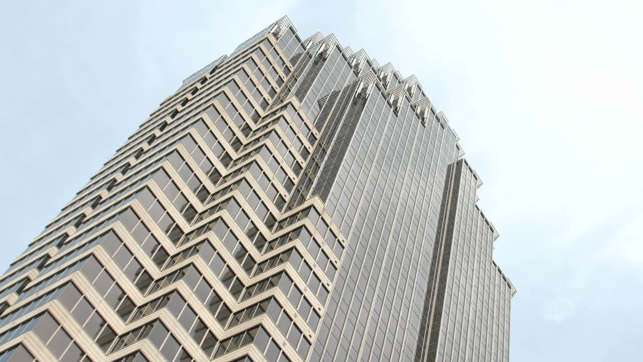 구름이 애틀란타 조지아 시내의 반짝이는 마천루 위로 빠르게 지나갑니다.