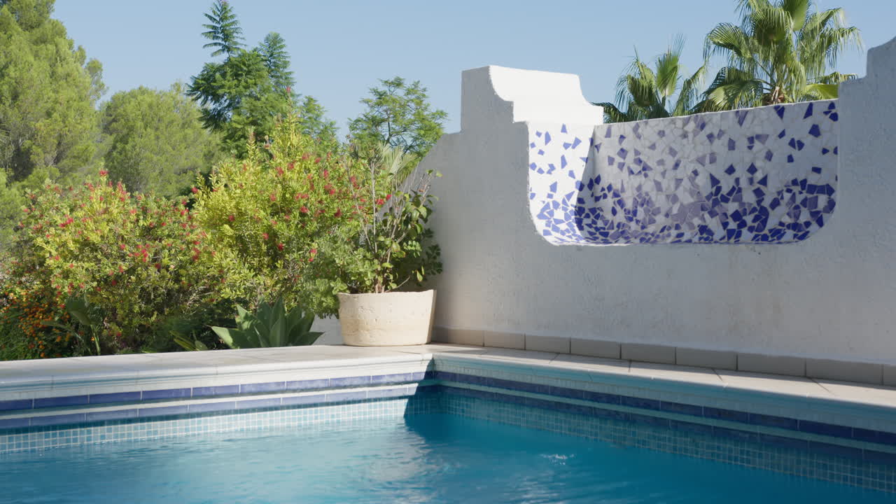vista relajante de la piscina: día soleado en una villa de lujo