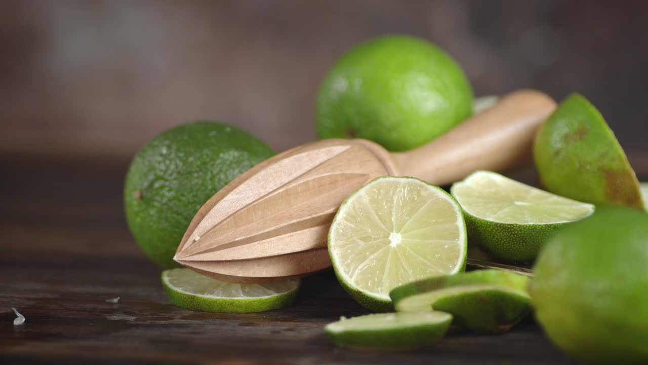 las rebanadas de lima fresca con el exprimidor giran lentamente.