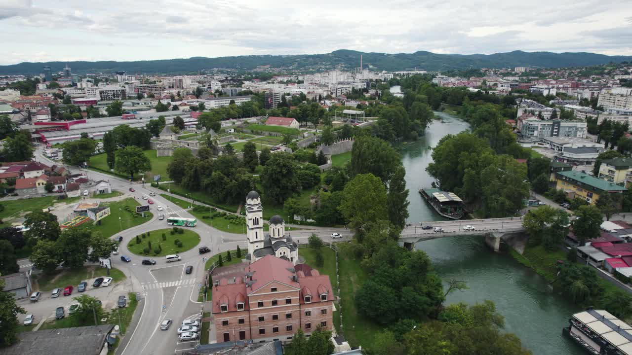 banja luka ciudad de bosnia y herzegovina con la famosa catedral, vista aérea
