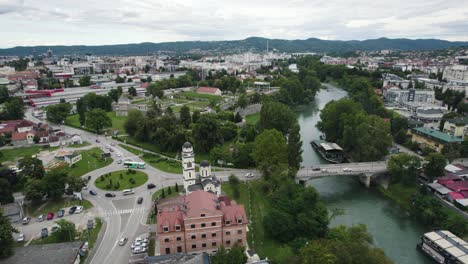 banja luka ciudad de bosnia y herzegovina con la famosa catedral, vista aérea