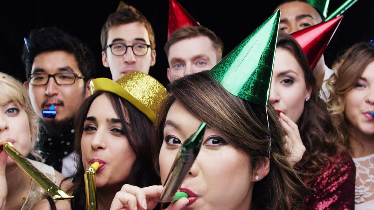 생일 파티 를 축하 하는 다민족 집단 의 느린 동작 의 사진 부스