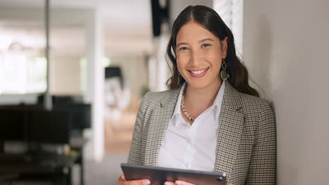 mujer de negocios, tableta y cara con éxito