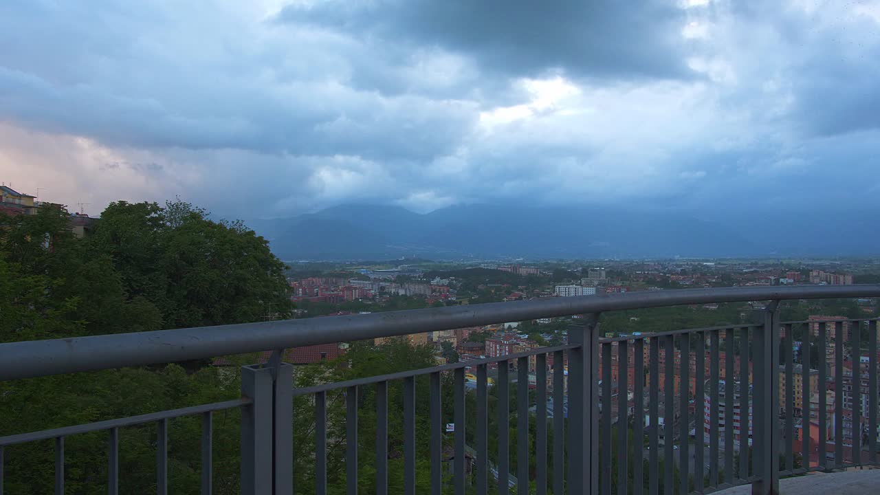 저녁 시간에 이탈리아 도시 frosinone