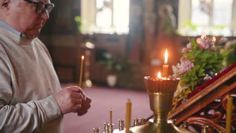 un anciano en la iglesia.