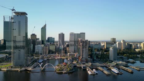 Vista-Aérea-De-Elizabeth-Quay-En-La-Ciudad-De-Perth-Con-Horizonte-Y-Barcos-De-Estacionamiento-En-El-Muelle-Durante-La-Puesta-De-Sol-Dorada