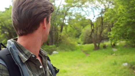 hombre excursionista perdido mirando el mapa