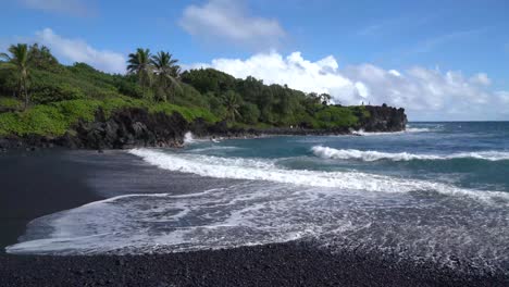 beach scene in maui hawaii