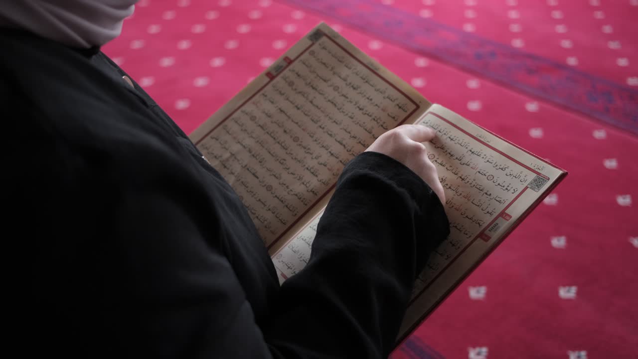 꾸란의 페이지에 있는 손