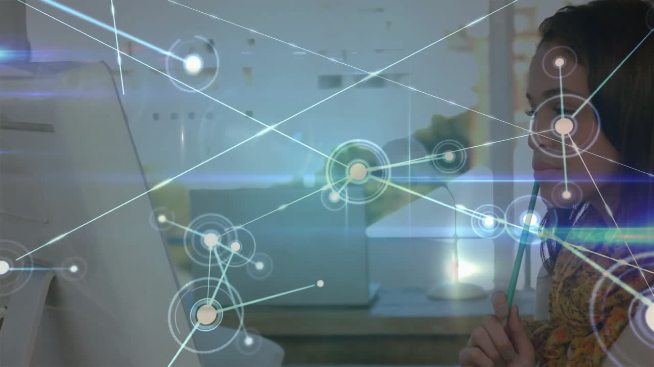 red de conexiones y animación de procesamiento de datos sobre diversas personas en la oficina