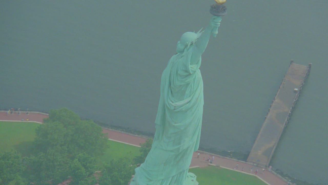 вертолетная съемка статуи свободы в нью-йорке 4
