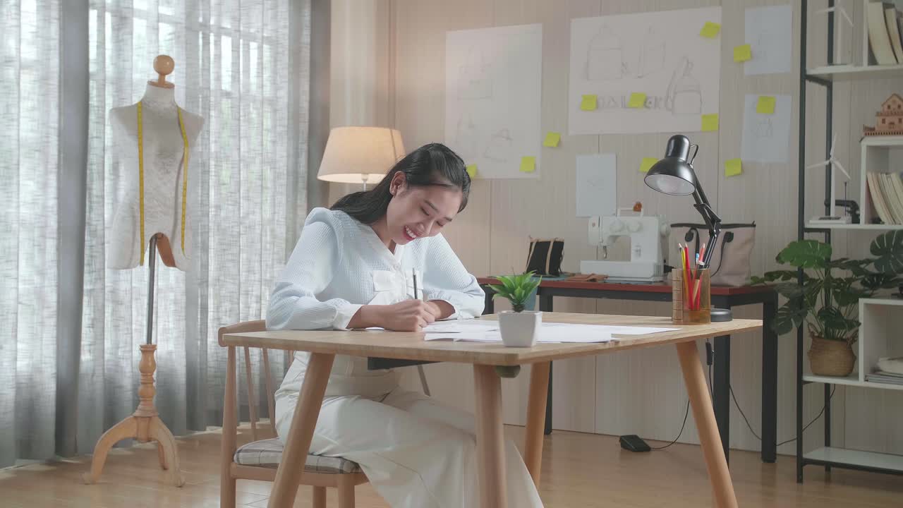 일 하는 패션 디자이너