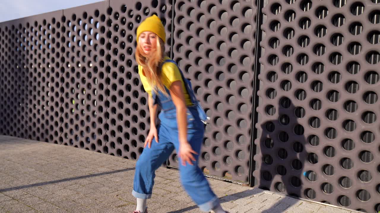 도시 환경에서 춤을 추는 여성