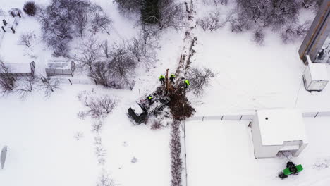 equipo de trabajadores trabajando en condiciones climáticas duras y frías para restaurar la energía