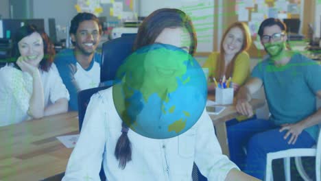 animación de globo giratorio y procesamiento de datos sobre diversos colegas de oficina sonriendo en la oficina