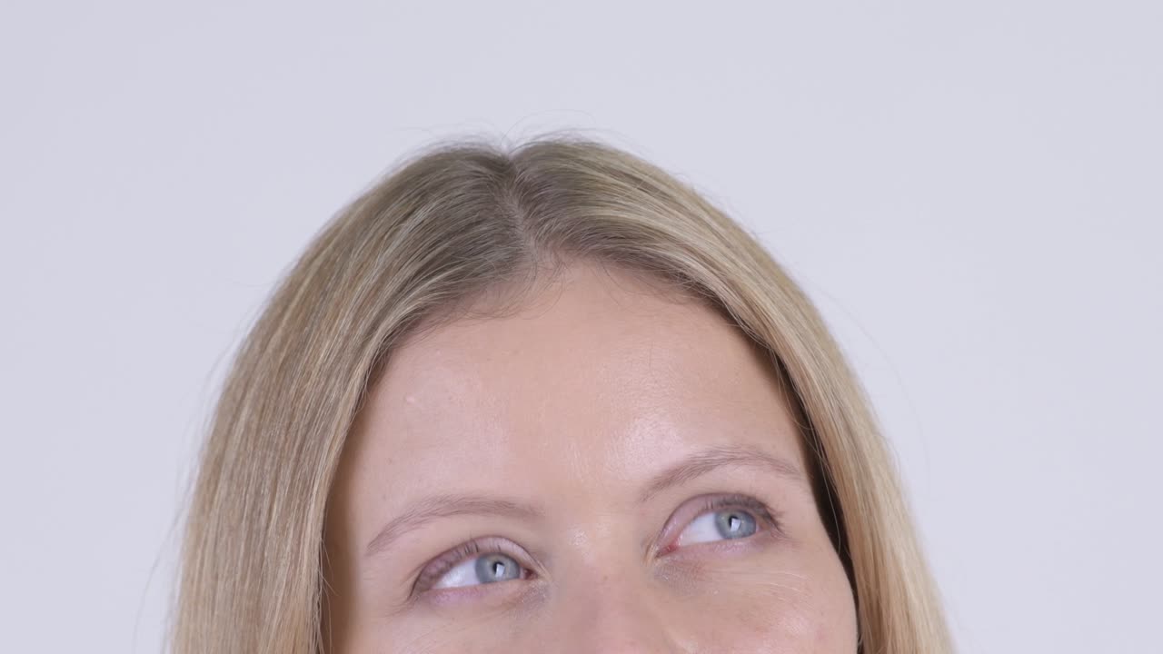 젊은 아름다운 여성의 얼굴은 금발 머리카락 생각