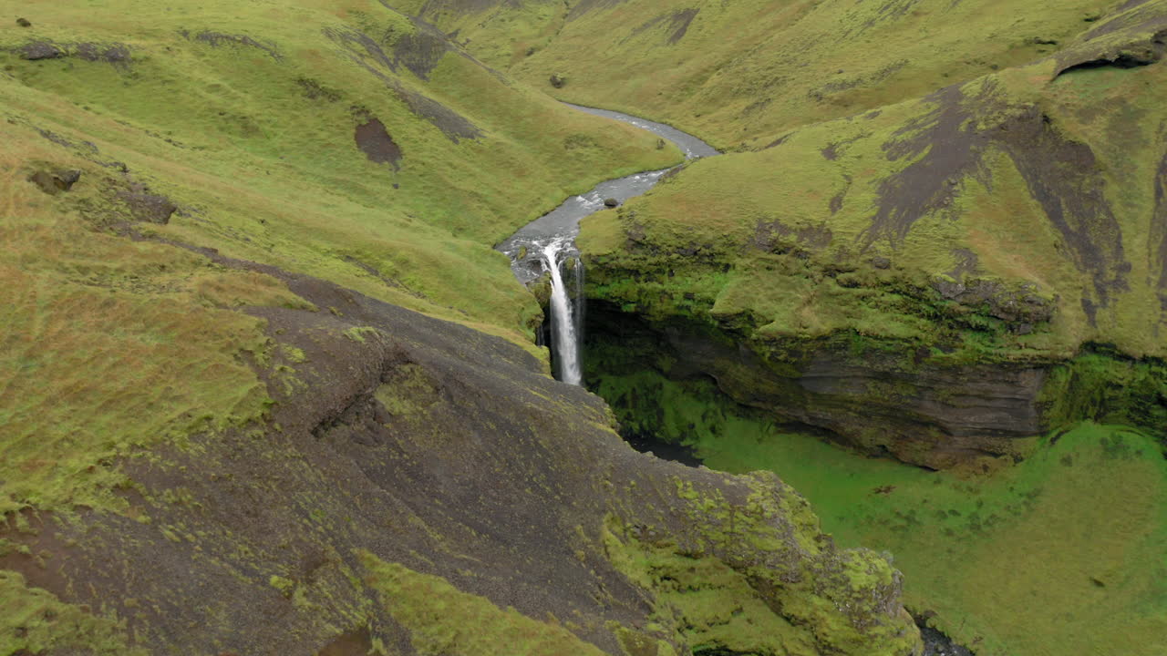 antena: toma panorámica lenta de la cascada kvernufoss en islandia