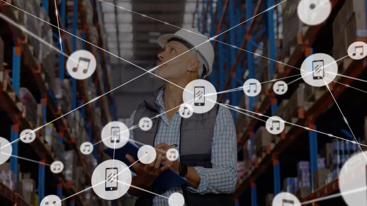 animación de la red de conexiones sobre un trabajador caucásico en un almacén