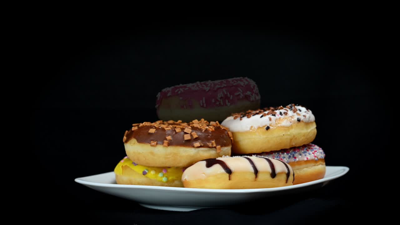 se están recogiendo rosquillas en el plato.
