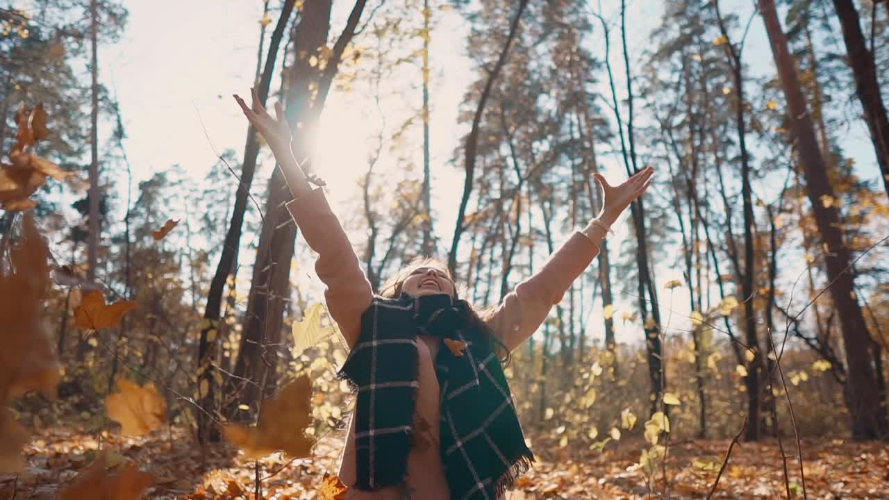 mujer disfrutando del otoño en el bosque