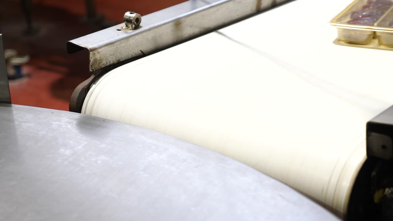 공장에서 가공을 위해 줄지어 포장된 날짜 상자