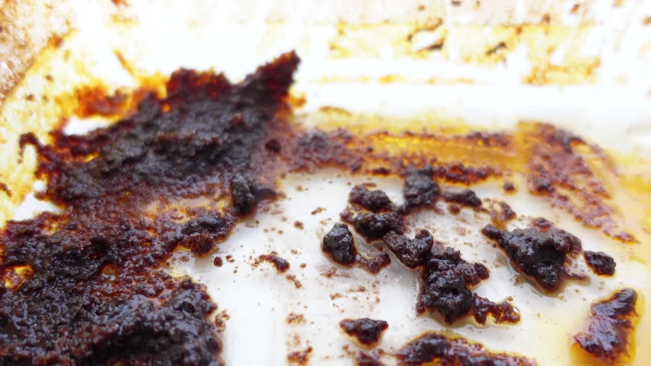 cerca de una sartén sucia con comida quemada